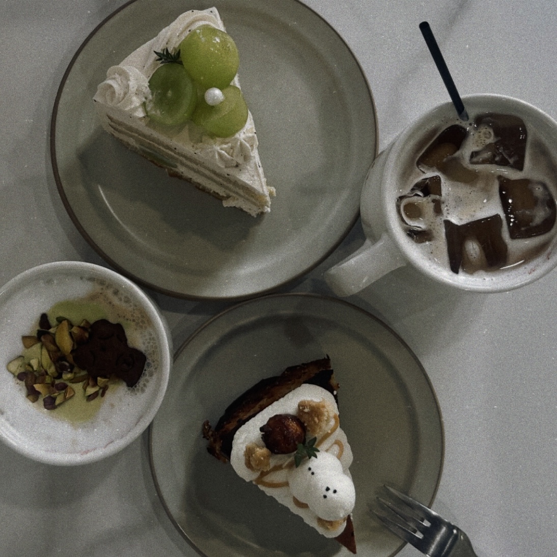 点了最定番的奶油蛋糕和芝士蛋糕，两杯拿铁